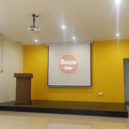 Brezza Hotel Sitiawan Exterior photo